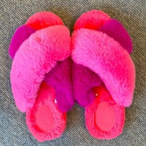 Pink fuzzy slippers/flip flop, size 9/10